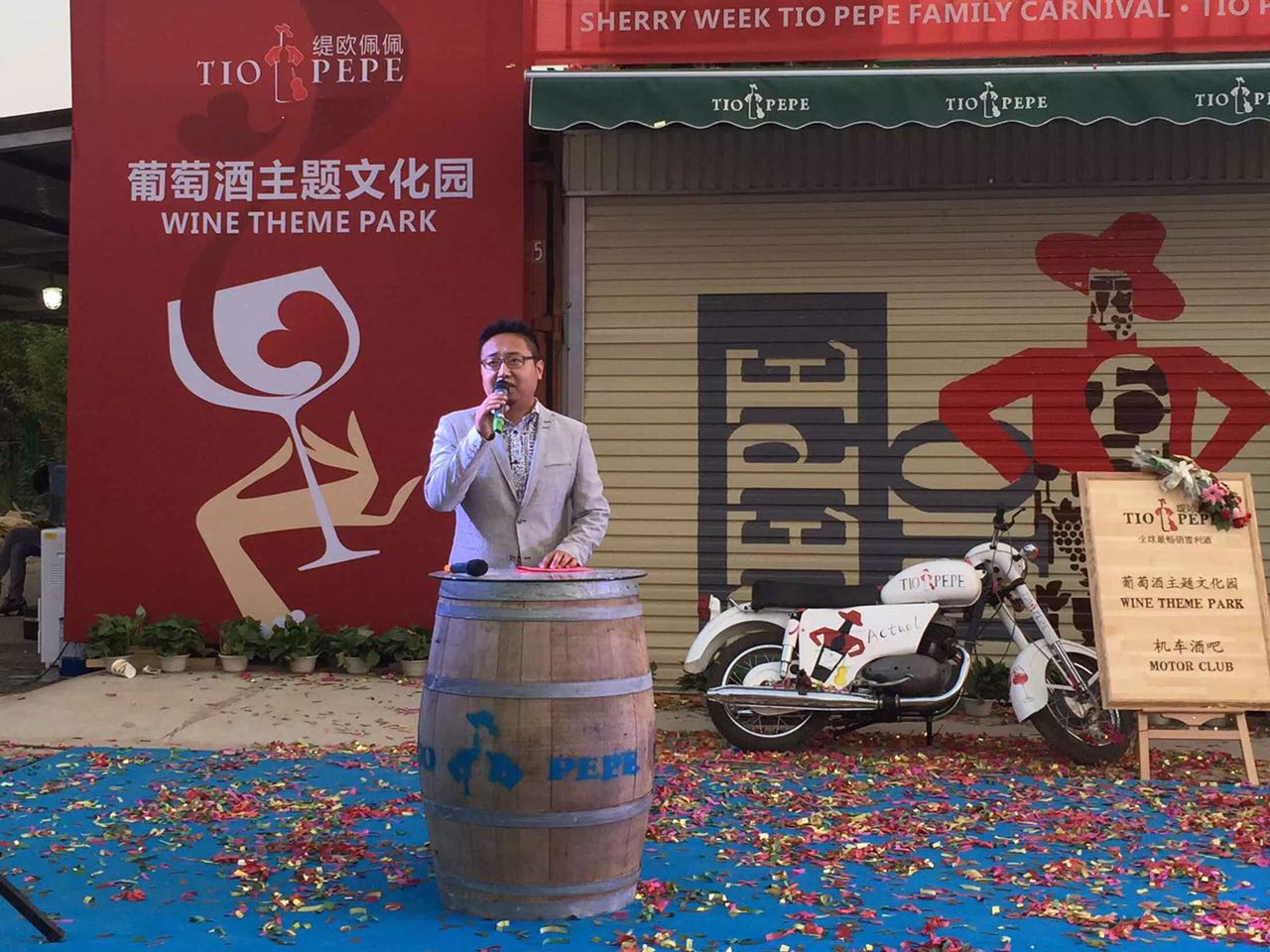 我們的巖歐巴出場(chǎng)嘍！真的是迷倒臺(tái)下一片！