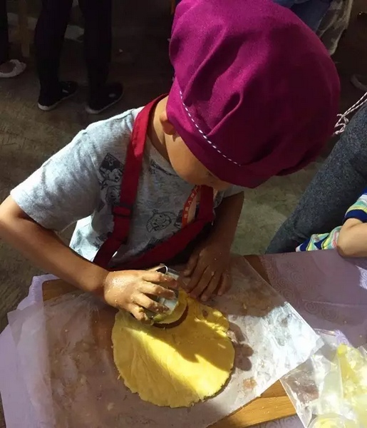 在爸爸媽媽的陪同下，親手制作餅干