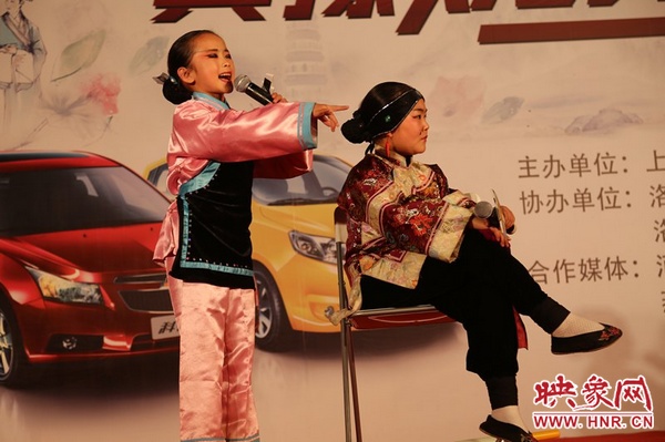 兩個(gè)小演員的表演活潑，惹得觀眾連連叫好。