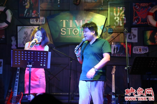 主持人小魚兒和胖達(dá) 主持人小魚兒和胖達(dá)