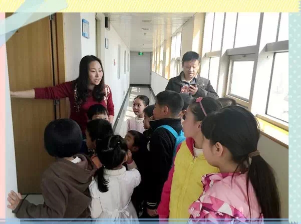 “別擠！”丁蘭姐姐說，這里就是電臺(tái)的總控機(jī)房，很重要的地方哦！