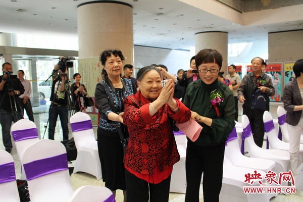 豫劇大師馬金鳳先生來(lái)到現(xiàn)場(chǎng)