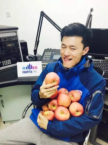 要不你跟我一身裸吧？來嘛來嘛……