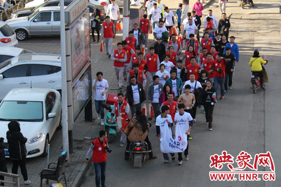 參加“光豬”活動的志愿者在路上 參加“光豬”活動的志愿者在路上