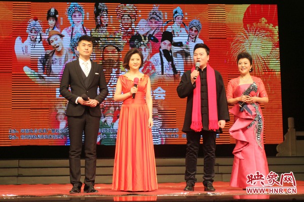 戲迷春晚主持人月陽（右二）、李亞楠（右一）、王巖（左二）、王曉凡（左一）