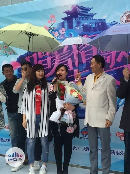 海波瞞著妻子，請來妻子的家人，耿梅驚喜感動，喜極而泣~