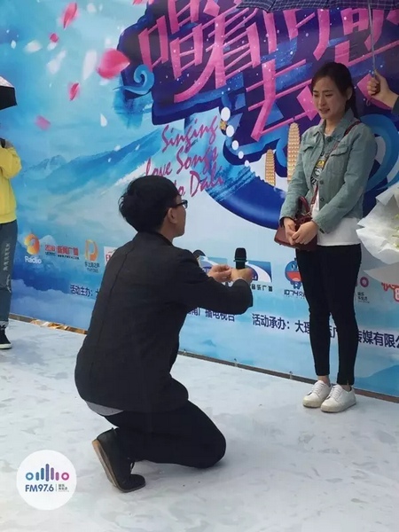 蘇世龍手捧戒指，單膝跪地向夢夢求婚，夢夢激動的說不出話來，點(diǎn)頭答應(yīng)~