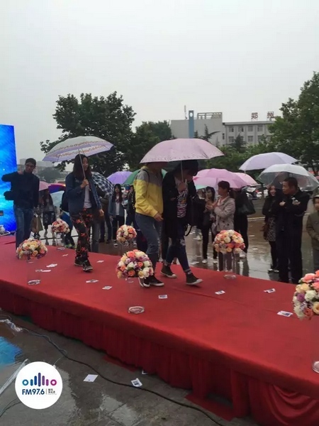 　　好友從屏幕后面走出來，他們特意從陜西、平頂山趕來為兩人送出祝福。