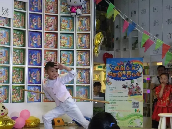 “梨園春”明星小擂主李宗書演唱豫劇《朝陽溝》選段，還表演了自己的拿手好戲——猴戲