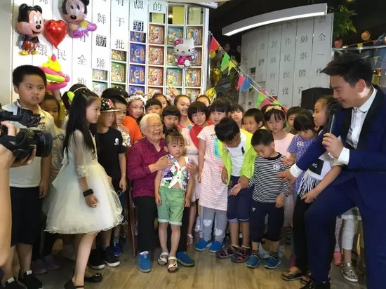 　　豫劇表演藝術(shù)家高潔老師和孩子們在一起，講述自己和戲曲的故事，祝福所有的小朋友節(jié)日快樂。