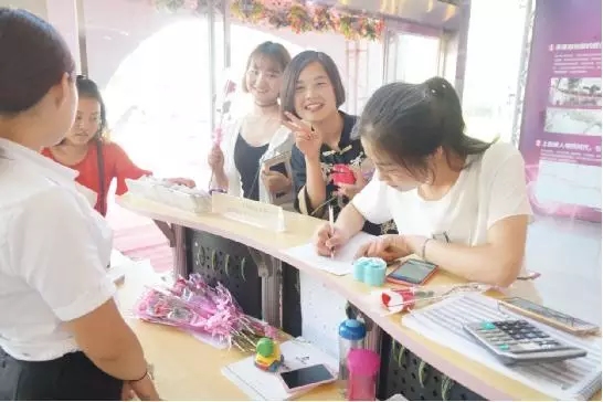 到場(chǎng)嘉賓均獲得巧克力一盒，女士另外還獲得獲得玫瑰花一支。