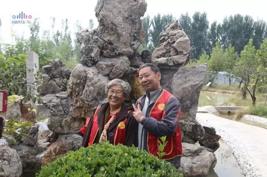 爺爺奶奶叔叔阿姨被盛運莊園的景致吸引，紛紛拍照留影