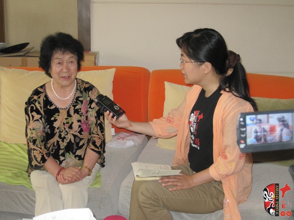 主持人曉雪在采訪(fǎng)越調(diào)名家袁秀蓮