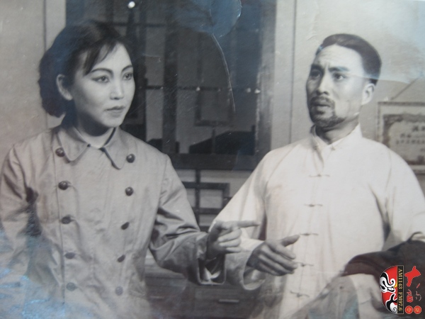 方玉蘭、杜世杰在現(xiàn)戲《在兩條戰(zhàn)線上》中