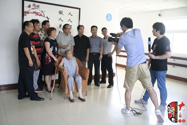 唐派眾弟子將通過視頻向7月15日在鄭東新區(qū)噴泉廣場觀看《豫韻唐風(fēng)——豫劇唐派名家票友演唱會》演出的 唐派眾弟子將通過視頻向7月15日在鄭東新區(qū)噴泉廣場觀看《豫韻唐風(fēng)——豫劇唐派名家票友演唱會》演出的