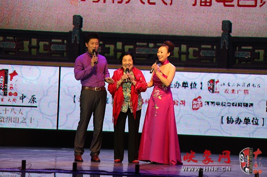 著名越調(diào)表演藝術(shù)家、越調(diào)皇后毛愛蓮（中）