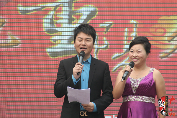 活動由著名戲曲節(jié)目主持人，河南電臺戲曲廣播當家小生月陽（左）戲曲廣播《票友排行榜》主持人丁蘭（右）主