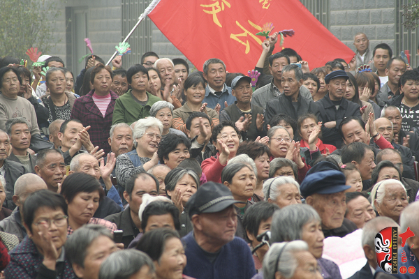 現(xiàn)場不但有敬老院的老人們，還擠滿了鄭州市的很多戲迷朋友