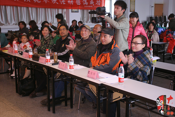 評(píng)委（左起）：河南電臺(tái)戲曲廣播《票友排行榜》河南十大名票黃立群、陜西戲曲廣播資深音樂編輯焦詠、著名黃