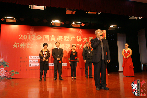 選手五人一組上臺(tái)表演，臺(tái)上為第一組選手