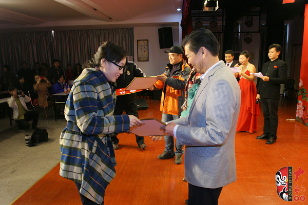 河南電臺(tái)戲曲廣播副總監(jiān)張彤、安徽戲曲廣播副總監(jiān)汪源、陜西戲曲廣播資深音樂編輯焦詠為晉級(jí)選手頒發(fā)晉級(jí)牌