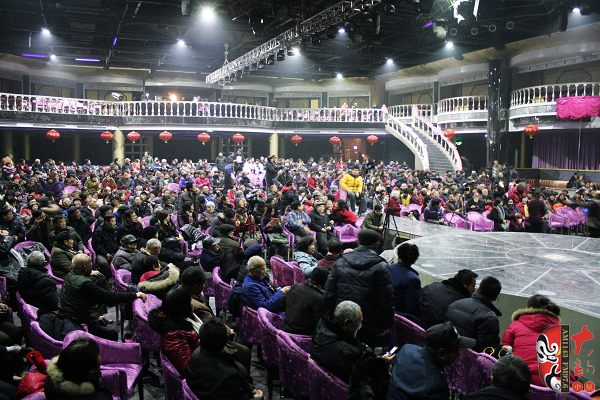 前來(lái)觀看賀歲版《朝陽(yáng)溝》的“滿堂賓客”