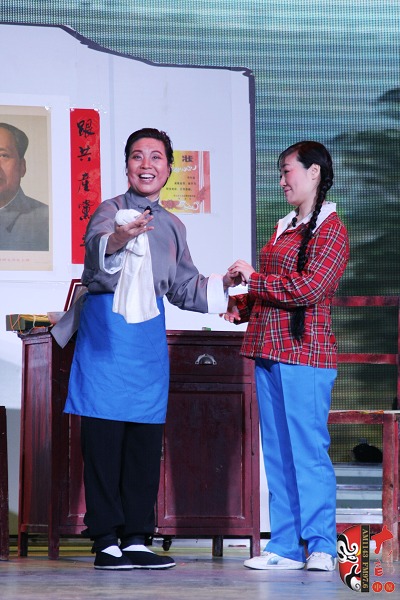 第三場(chǎng)，河南電臺(tái)戲曲廣播總監(jiān)木子（左）飾栓保娘，《梨園星秀場(chǎng)》《有你就有戲》主持人媛媛（右）飾銀環(huán)