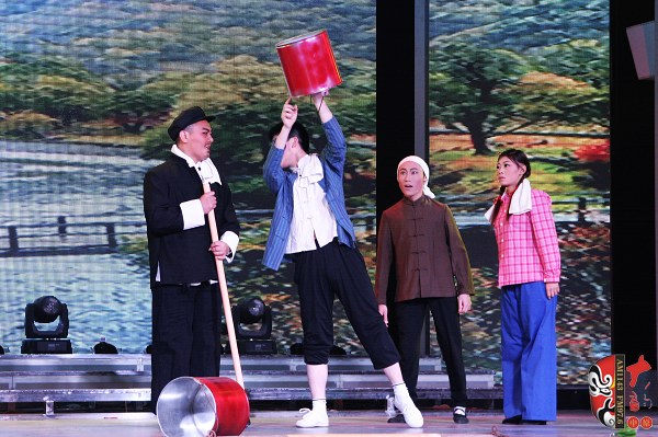 第五場(chǎng)，素雅青年豫劇團(tuán)徐國(guó)言飾老支書(shū)