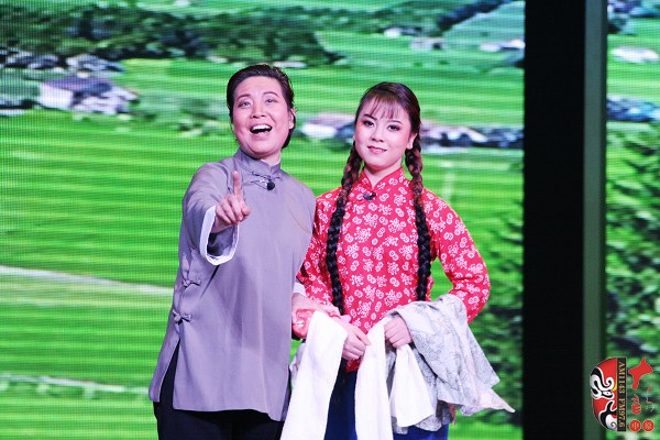 第九場(chǎng)，河南電臺(tái)戲曲廣播總監(jiān)木子（左）飾栓保娘，素雅青年豫劇團(tuán)劉帥毅（右）飾銀環(huán)