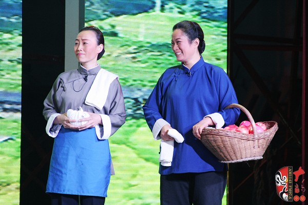 第七場(chǎng)，河南電臺(tái)戲曲廣播副總監(jiān)、中國(guó)播音主持金話筒獎(jiǎng)獲得者張彤（左）飾栓保娘