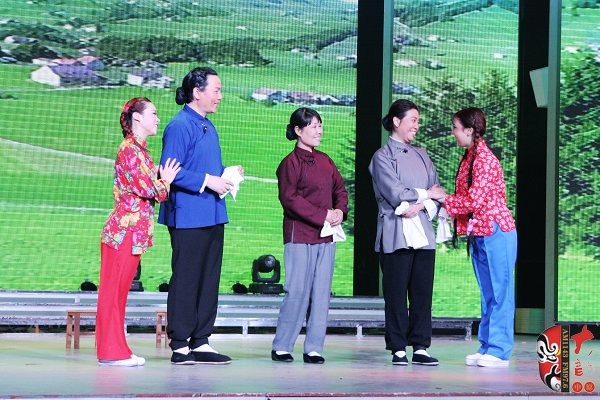 著名戲曲節(jié)目主持人、河南電臺(tái)戲曲廣播當(dāng)家小生月陽(yáng)（左二）反串飾演二大娘