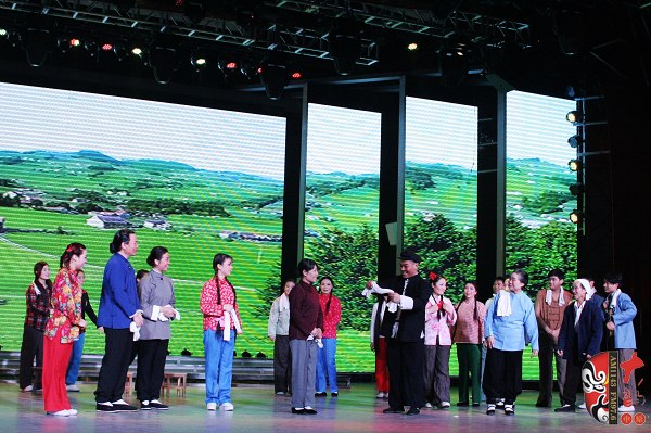 眾鄉(xiāng)親場(chǎng)面——包含河南電臺(tái)戲曲廣播主持人，專業(yè)戲曲演員、戲曲票友，河南電臺(tái)戲曲廣播聽(tīng)眾