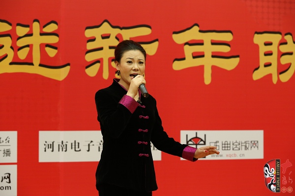 戲曲廣播主持人王唯、曉琴、丁蘭、李鋮及鄭州市曲劇團(tuán)優(yōu)秀演員張娜共同表演的小品《賣鞋》