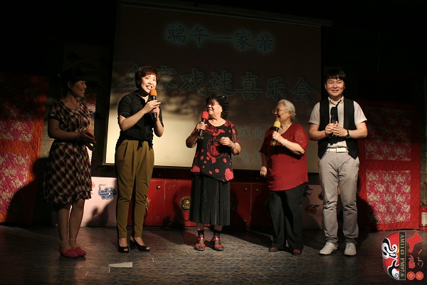 戲曲廣播總監(jiān)木子、豫劇表演藝術(shù)家楊華瑞、高潔、戲曲廣播當(dāng)家小生月陽(yáng)、票友張華合作表演《朝陽(yáng)溝》選段