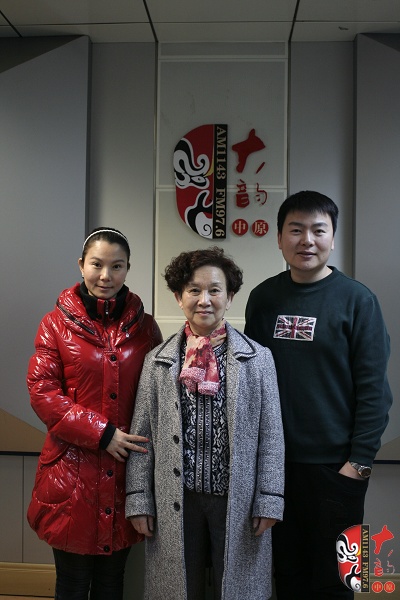 著名豫劇表演藝術(shù)家牛淑賢及愛徒吳素珍和著名戲曲節(jié)目主持人河南電臺(tái)戲曲廣播當(dāng)家小生月陽(yáng)合影 著名豫劇表演藝術(shù)家牛淑賢及愛徒吳素珍和著名戲曲節(jié)目主持人河南電臺(tái)戲曲廣播當(dāng)家小生月陽(yáng)合影