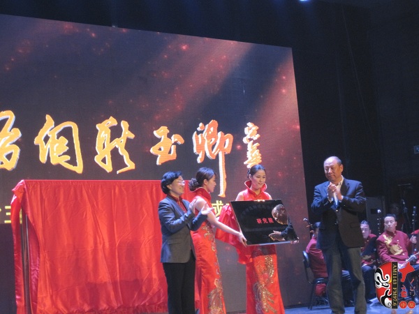 省委組織部副部長、人力資源和社會保障廳廳長楊盛道，省文化廳廳長楊麗萍為玉卿戲曲音樂藝術(shù)研究院揭牌
