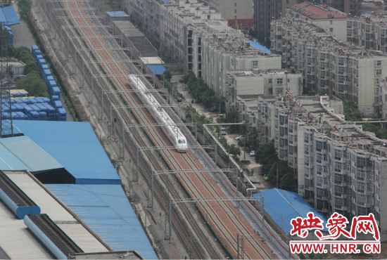 4日上午8點10分，隨著一聲汽笛長鳴，一列“子彈頭”列車緩緩駛出鄭州車站。