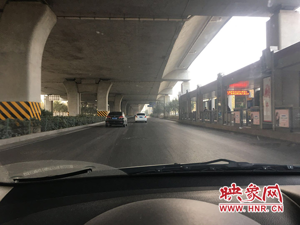 限行首日，三環(huán)橋上橋下，車輛不多，交通狀況良好。