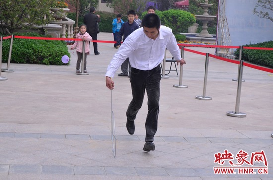 說是比賽，其實(shí)就是活力的釋放，就是開心的海洋，丟沙包、踢毽子、三人四足、滾鐵環(huán)等項(xiàng)目