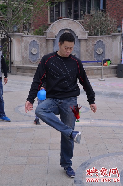 說是比賽，其實(shí)就是活力的釋放，就是開心的海洋，丟沙包、踢毽子、三人四足、滾鐵環(huán)等項(xiàng)目