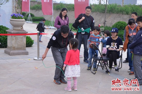 當(dāng)然啦，也有小天使現(xiàn)場跟爸比罷工的，就是不跳，弄的爸爸也哭笑不得。