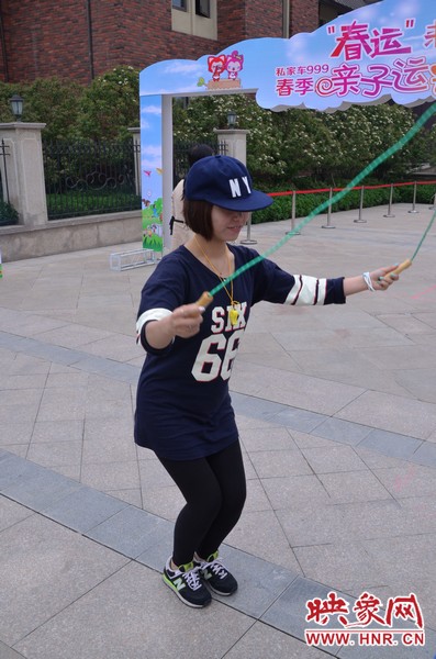 小麥也是現(xiàn)場玩起了跳繩，技術(shù)不錯嘛！