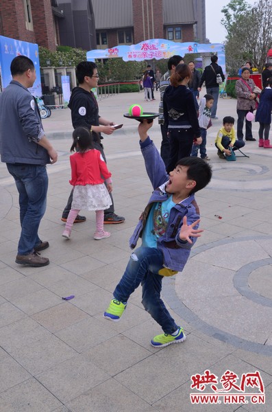 小弟弟，你玩?zhèn)€托球不用這么夸張吧，哈哈！