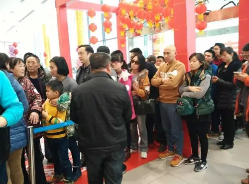 排隊領年貨，一家老小齊上陣。