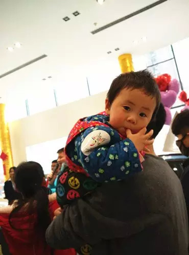 小朋友雖然你骨骼清奇，但是米、油你照樣拎不動啊，還是乖乖的油卡拿好吧。