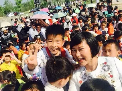 現(xiàn)場看來，陶真姐姐更是倍受孩子們的歡迎！