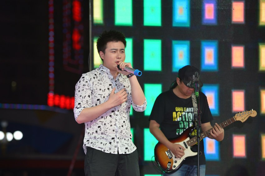 首先出場(chǎng)的是主播佳雨，一首《李白》，瞬間將現(xiàn)場(chǎng)的火熱氣氛點(diǎn)著。