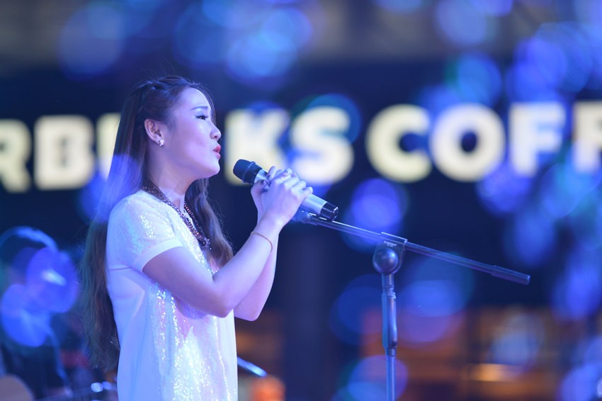 接下來(lái)是主播丹丹的《辛德瑞拉》，作為一個(gè)音樂(lè)節(jié)目的主播，唱歌當(dāng)然都是毛毛雨。