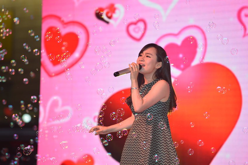 夢(mèng)茹選擇了走溫情路線，《至少還有你》唱的是深情款款。