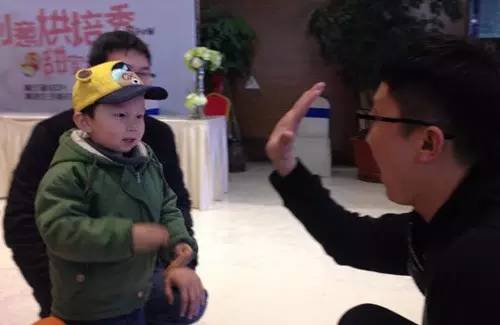 老楊你真心的是童心未泯啊，來，跟叔叔Give Me Five！